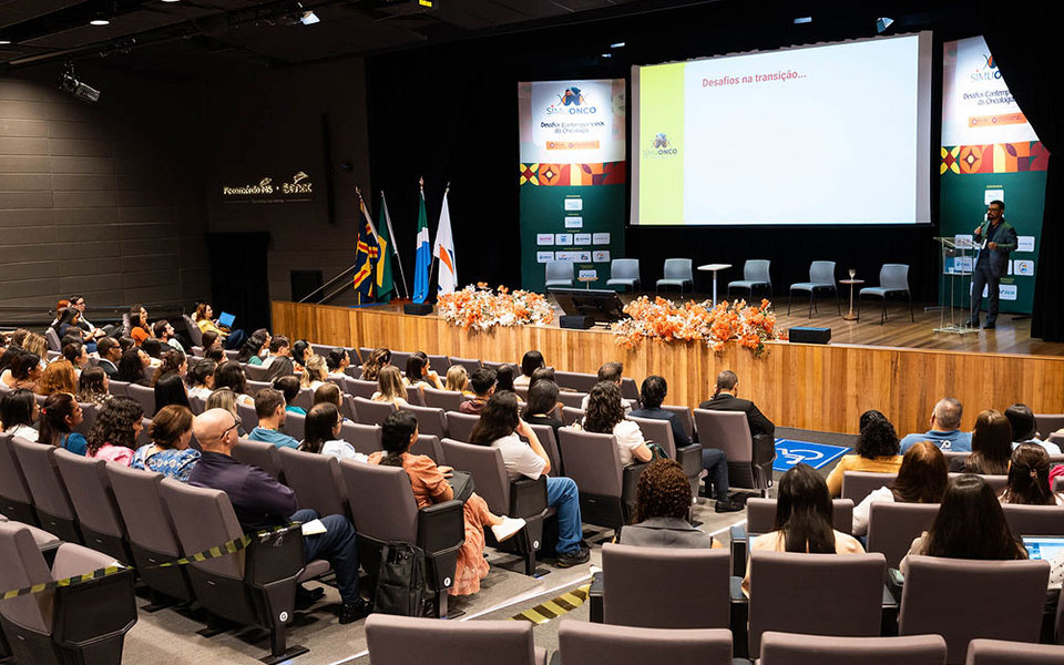 Como eventos científicos como o SiMuOnCO contribuem para a atualização profissional?